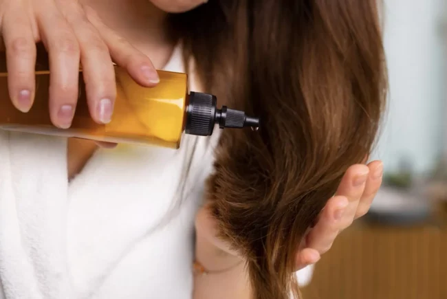 mengoleskan minyak zaitun pada rambut