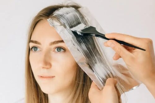 mengecat rambut bikin kulit kepala gatal