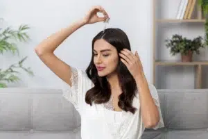 cara menggunakan serum rambut yang benar