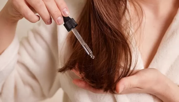 mengoleskan vitamin rambut ellips ke rambut