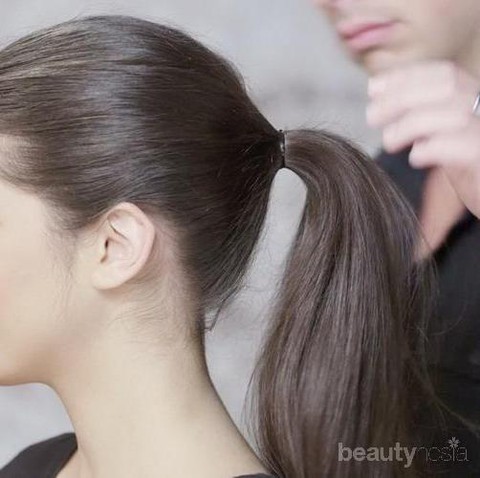 menguncir rambut dengan kuat