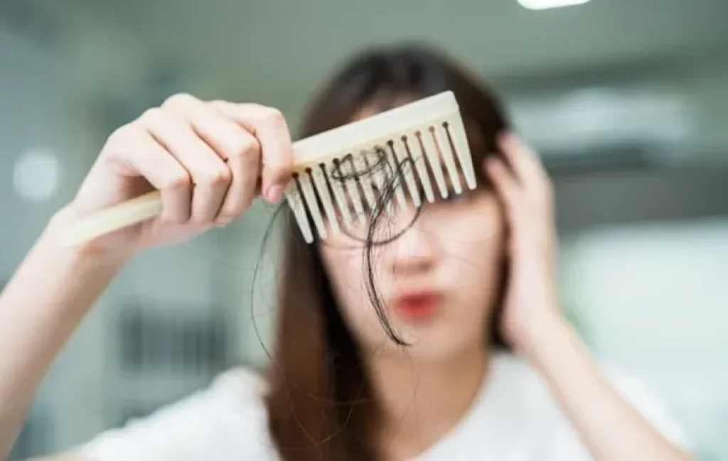 mengecek rambut patah pakai sisir gigi jarang